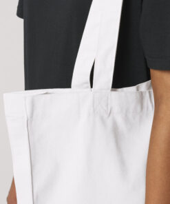 Détail de l'anse et des coutures du shopping bag blanc