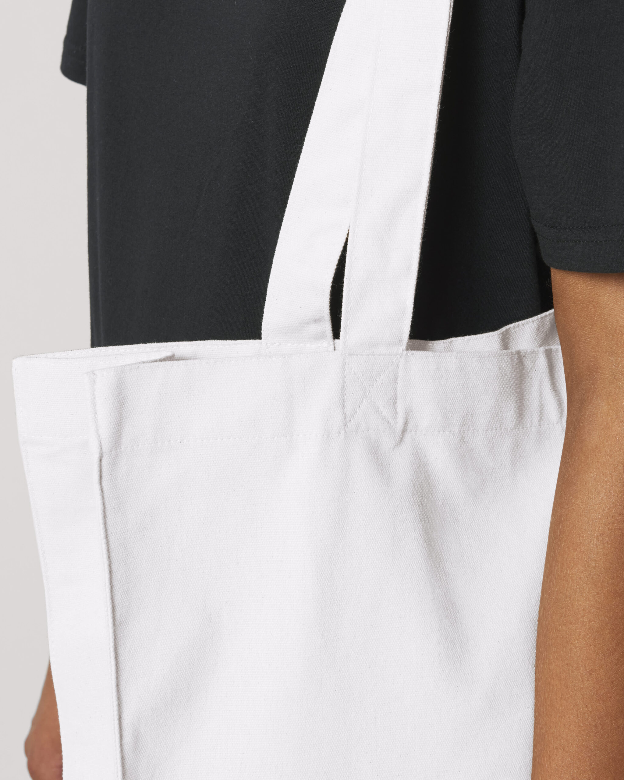 Détail de l'anse et des coutures du shopping bag blanc