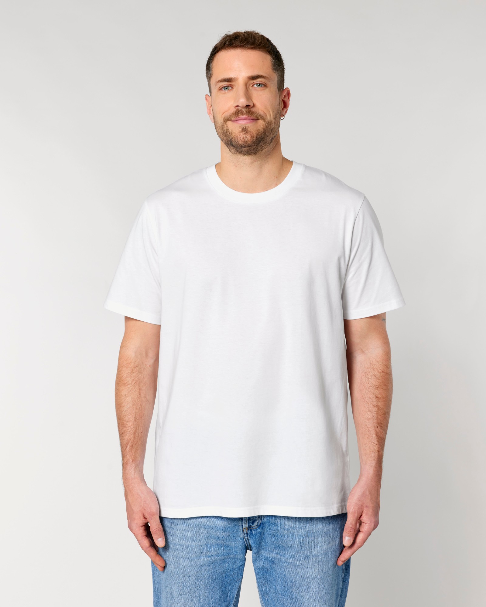 T-shirt homme col rond blanc en coton bio, porté — personnalisable chez Teeshirt-minute