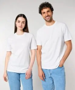 T-shirt homme col rond blanc en coton bio, porté — personnalisable chez Teeshirt-minute