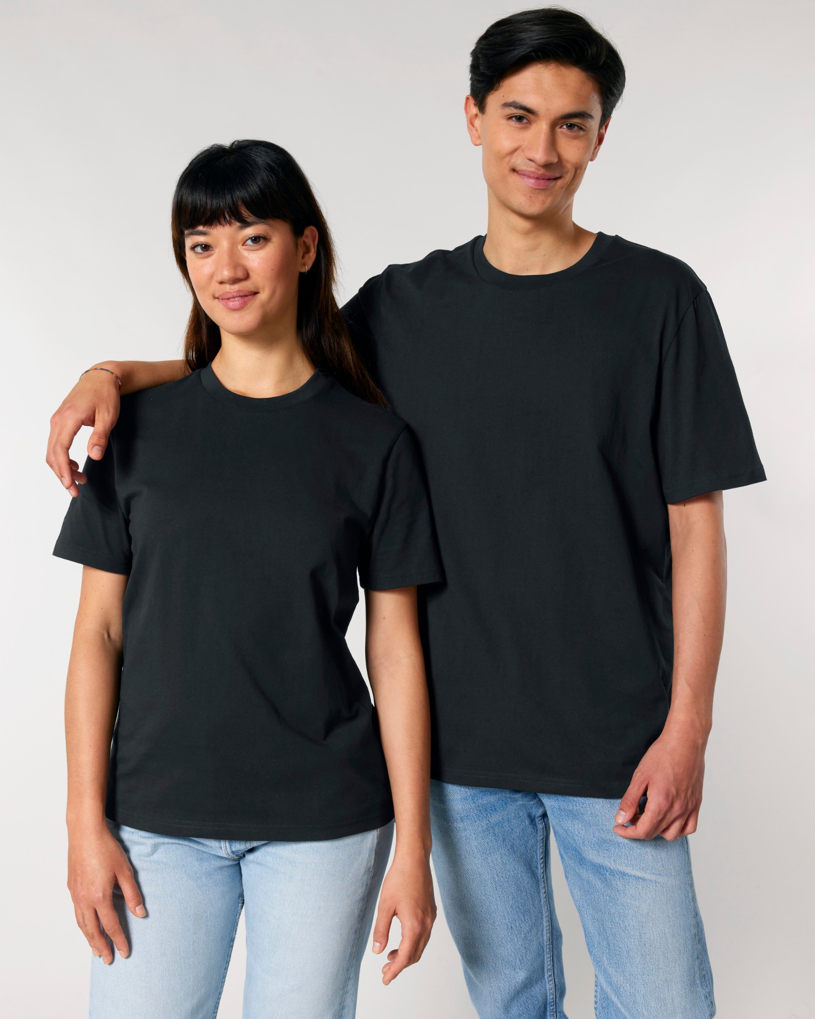 T-shirt homme col rond noir en coton bio, porté — personnalisable chez Teeshirt-minute