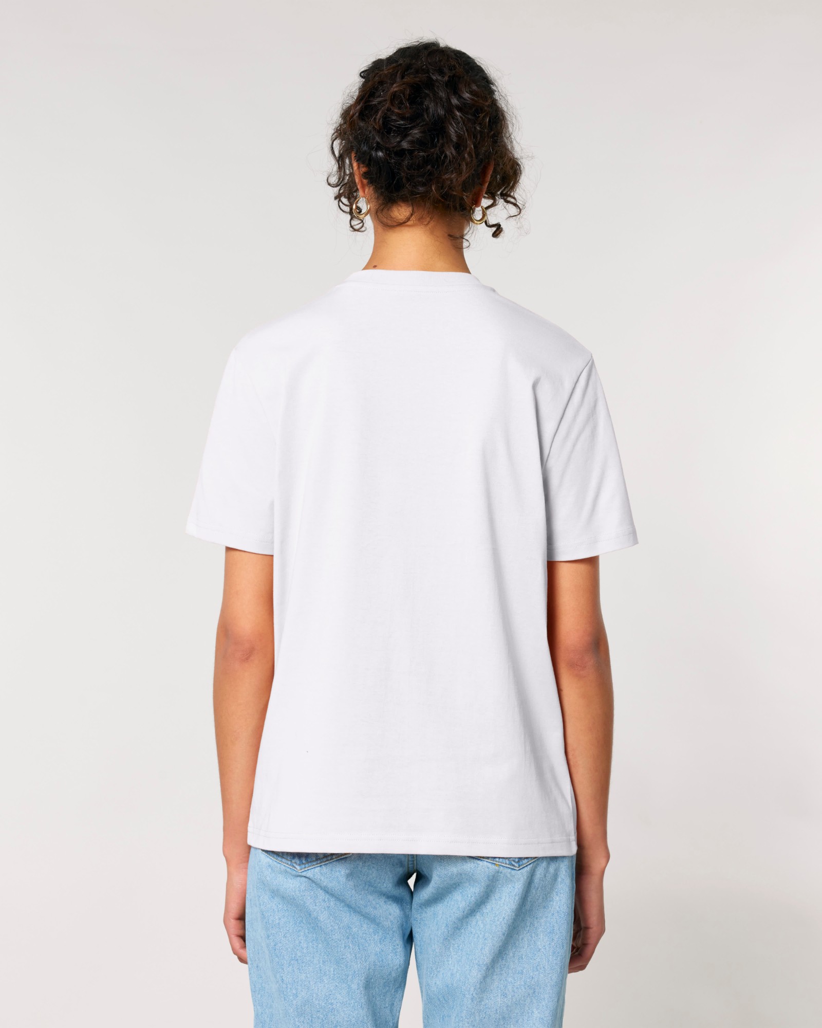 T-shirt homme col rond blanc en coton bio, porté — personnalisable chez Teeshirt-minute