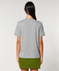 T-shirt homme col rond gris chiné en coton bio, porté — personnalisable chez Teeshirt-minute