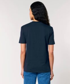T-shirt homme col rond bleu marine en coton bio, porté — personnalisable chez Teeshirt-minute