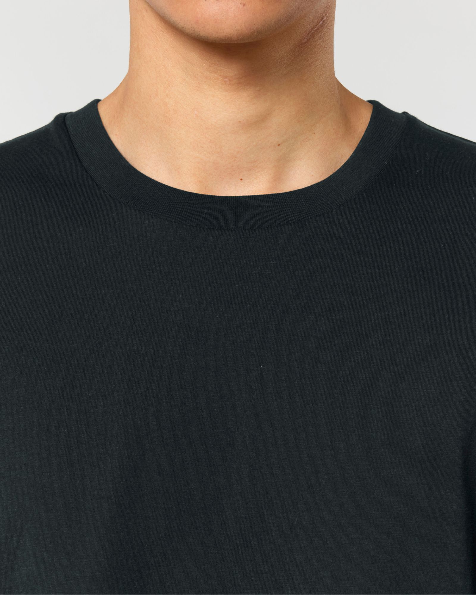 T-shirt homme col rond noir en coton bio, porté — personnalisable chez Teeshirt-minute