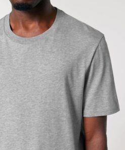 T-shirt homme col rond gris chiné en coton bio, porté — personnalisable chez Teeshirt-minute