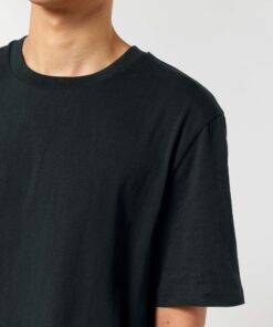 T-shirt homme col rond noir en coton bio, porté — personnalisable chez Teeshirt-minute