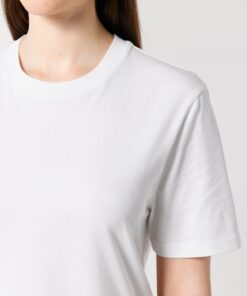 T-shirt homme col rond blanc en coton bio, porté — personnalisable chez Teeshirt-minute