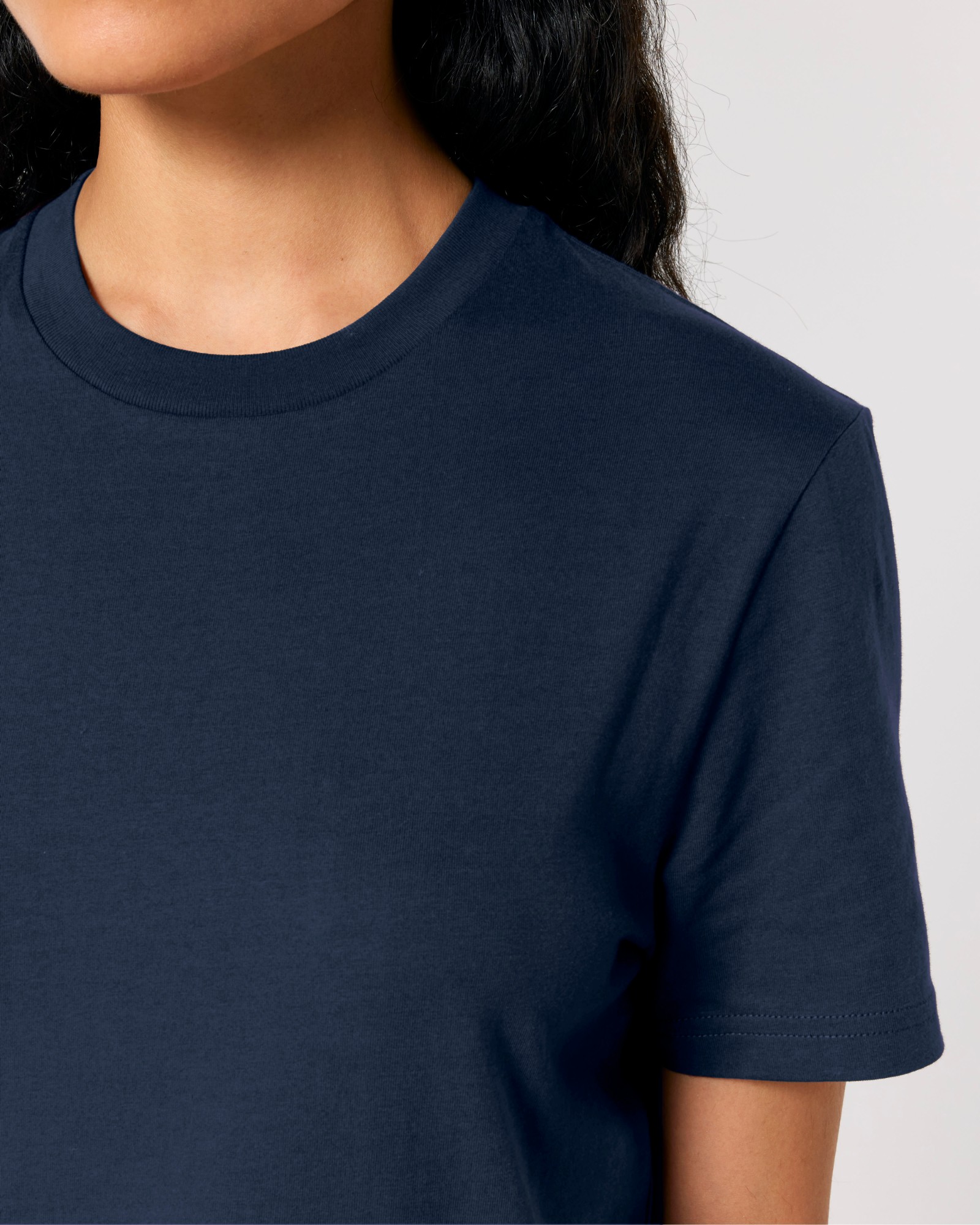 T-shirt homme col rond bleu marine en coton bio, porté — personnalisable chez Teeshirt-minute