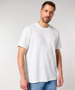 T-shirt homme col rond blanc en coton bio, porté — personnalisable chez Teeshirt-minute