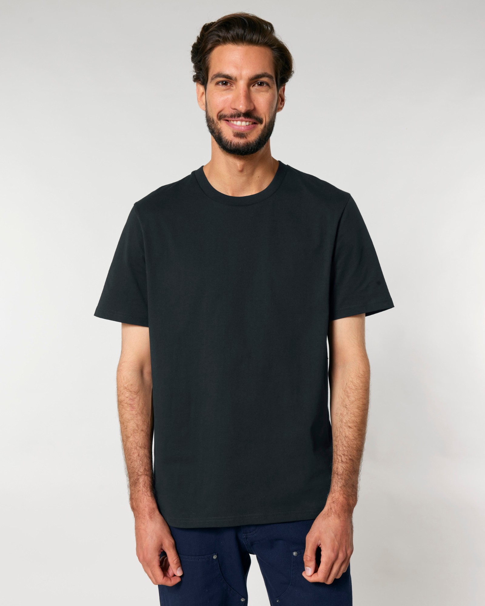 T-shirt homme col rond noir en coton bio, porté — personnalisable chez Teeshirt-minute