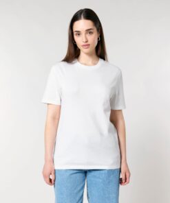 T-shirt homme col rond blanc en coton bio, porté — personnalisable chez Teeshirt-minute