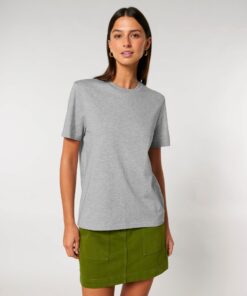 T-shirt homme col rond gris chiné en coton bio, porté — personnalisable chez Teeshirt-minute