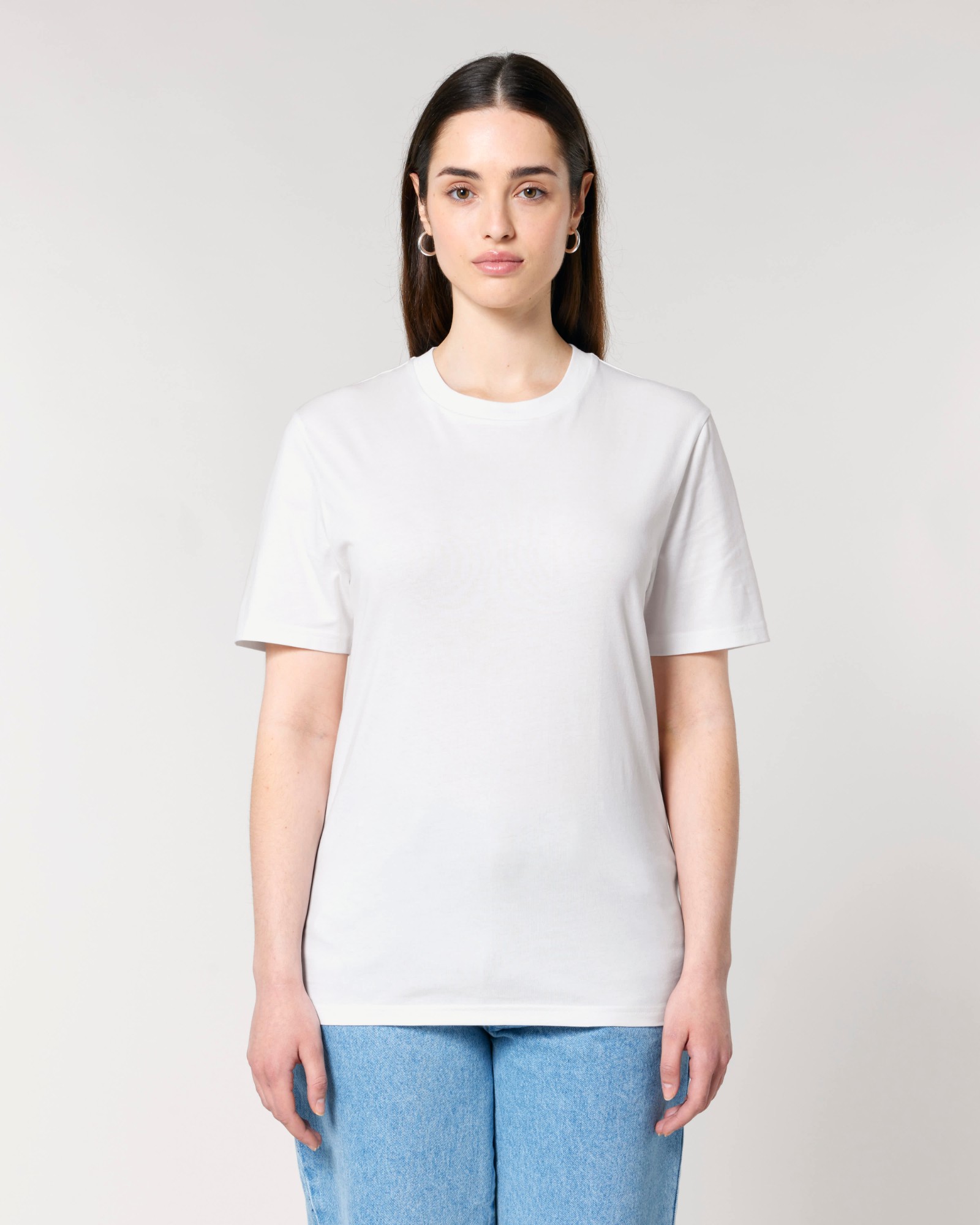 T-shirt homme col rond blanc en coton bio, porté — personnalisable chez Teeshirt-minute