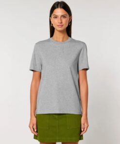 T-shirt homme col rond gris chiné en coton bio, porté — personnalisable chez Teeshirt-minute