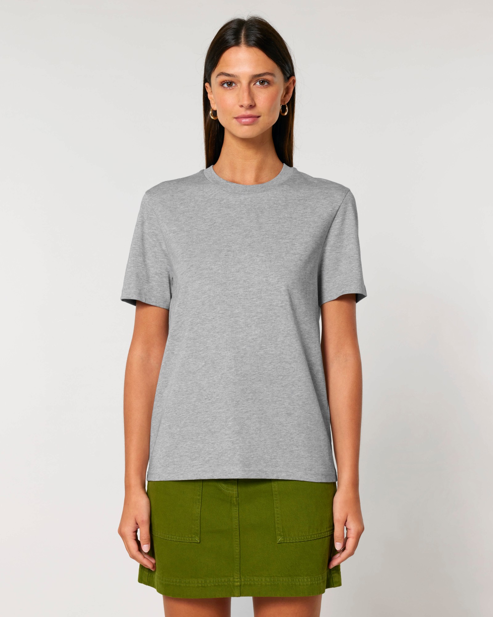 T-shirt homme col rond gris chiné en coton bio, porté — personnalisable chez Teeshirt-minute