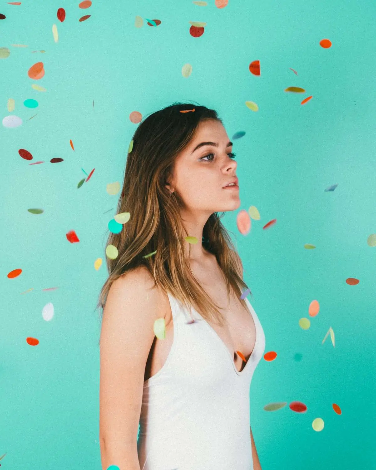 Jeune femme entourée de confettis