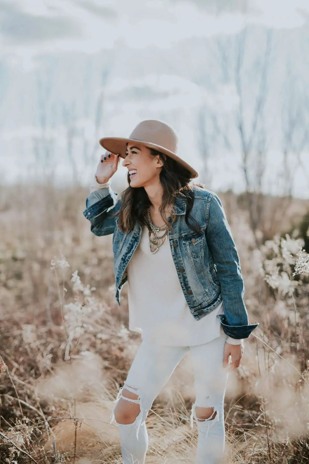 Femme en veste en jean et chapeau, en extérieur