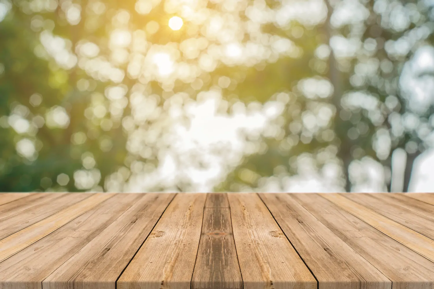 Table en bois dans un jardin