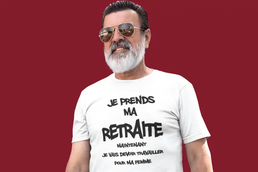 Homme portant un t-shirt « Je prends ma retraite »
