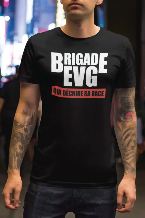Homme portant un t-shirt « Brigade EVG »