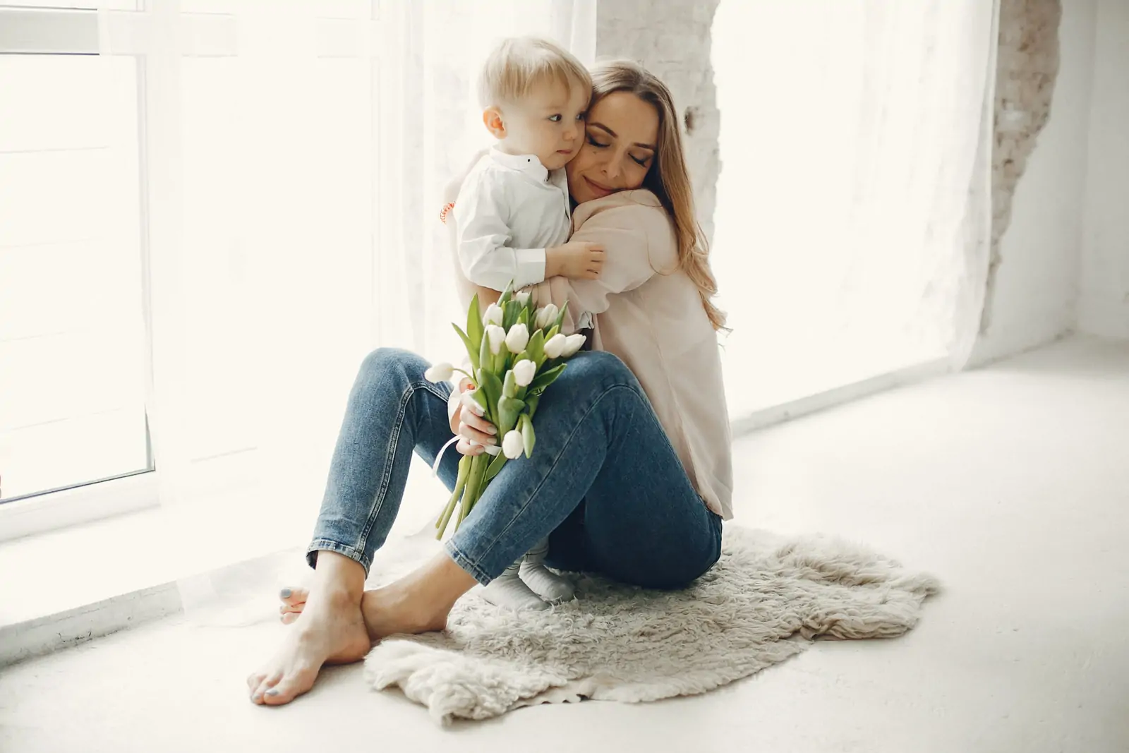Mère serrant son enfant dans ses bras
