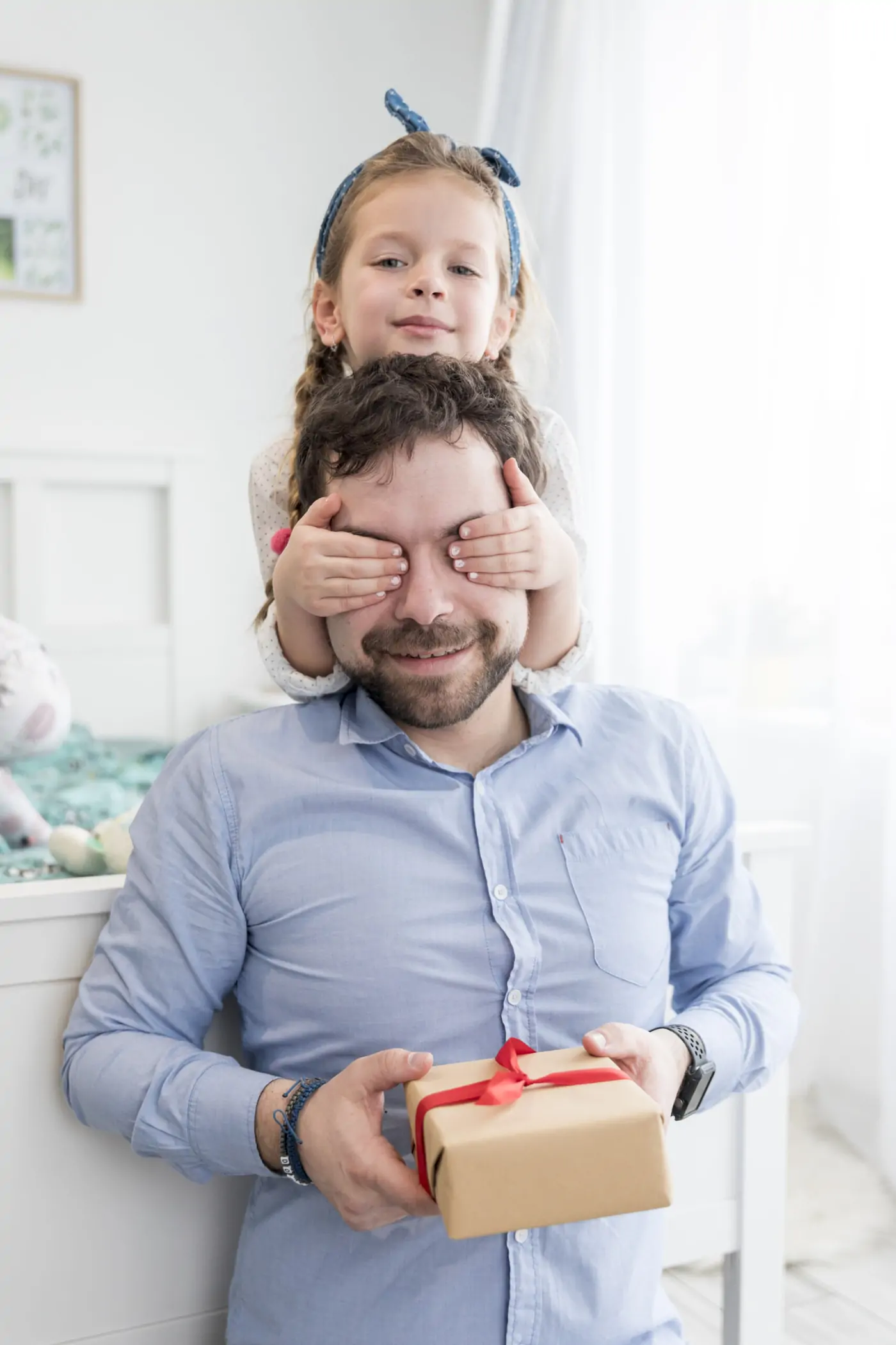 Père surpris par sa fille, un cadeau à la main