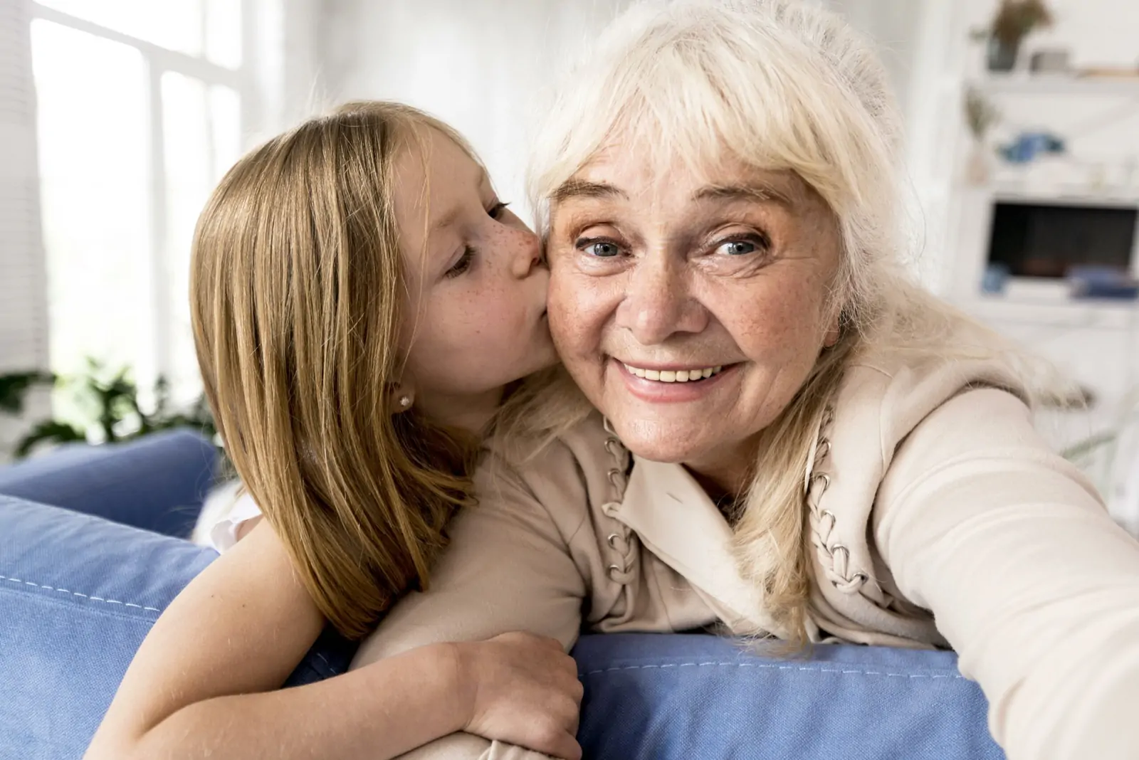 Petite-fille embrassant sa grand-mère