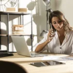 Assistante au téléphone à son bureau