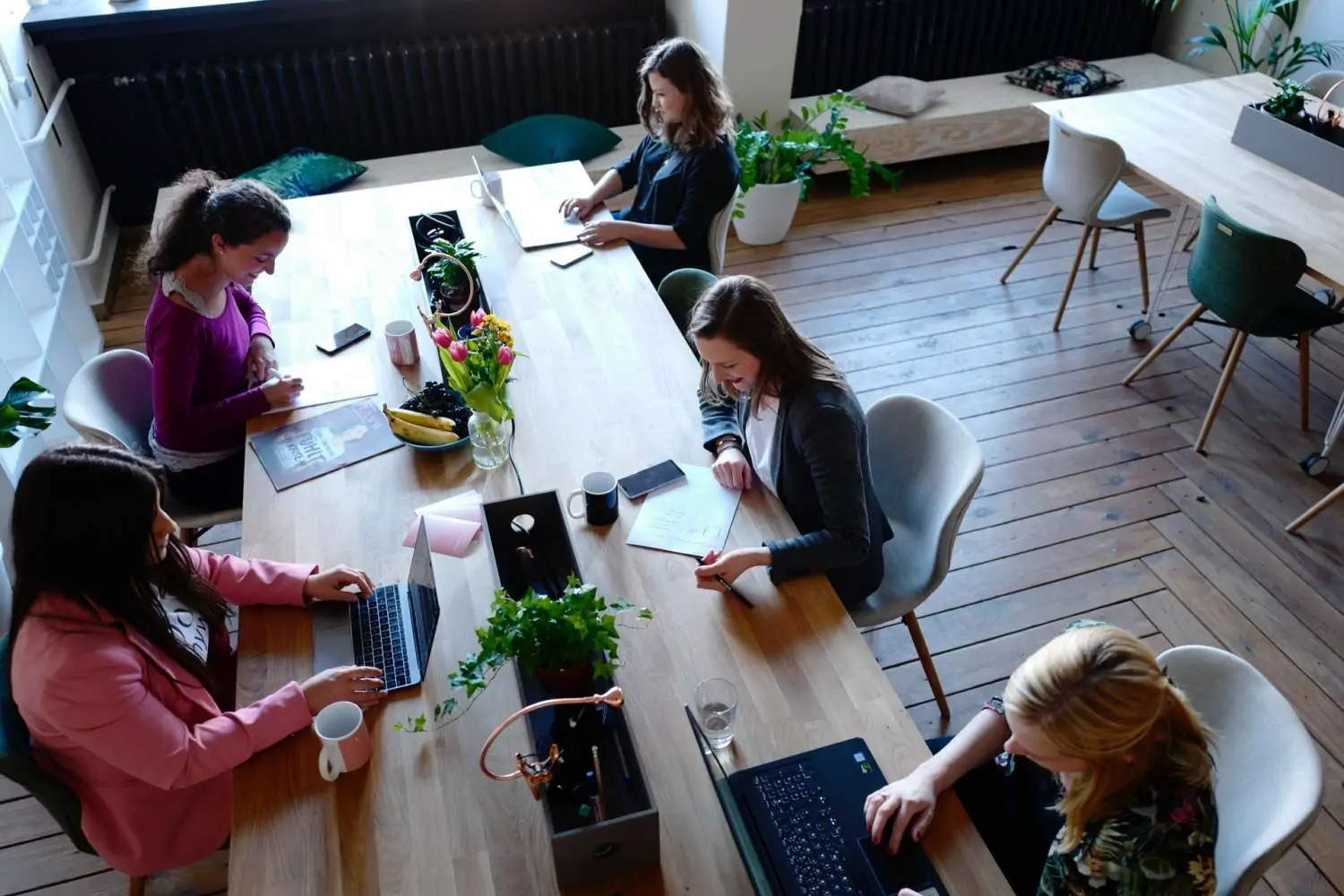 Femmes travaillant ensemble autour d'une table