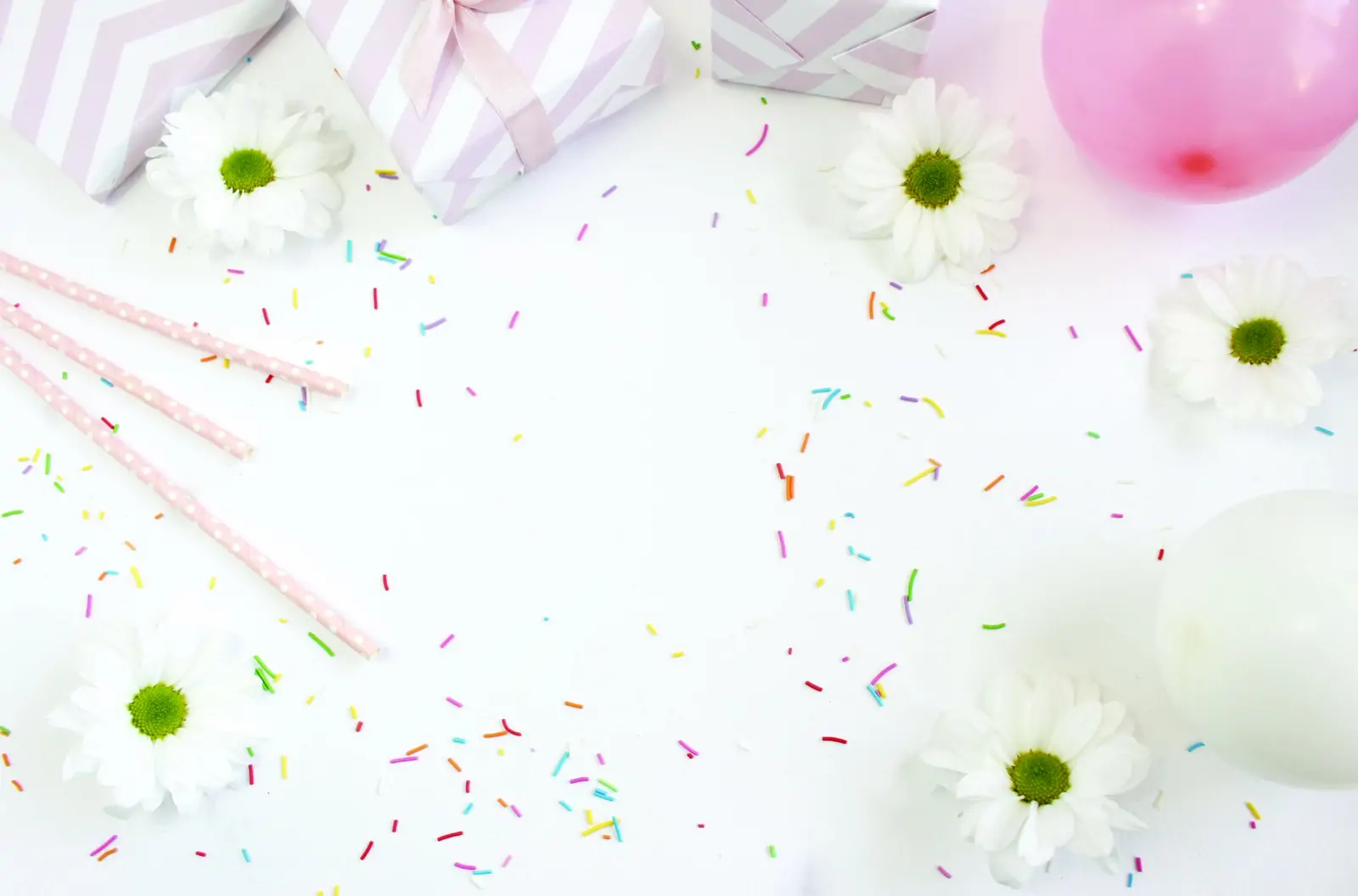 Fleurs blanches et confettis sur fond clair