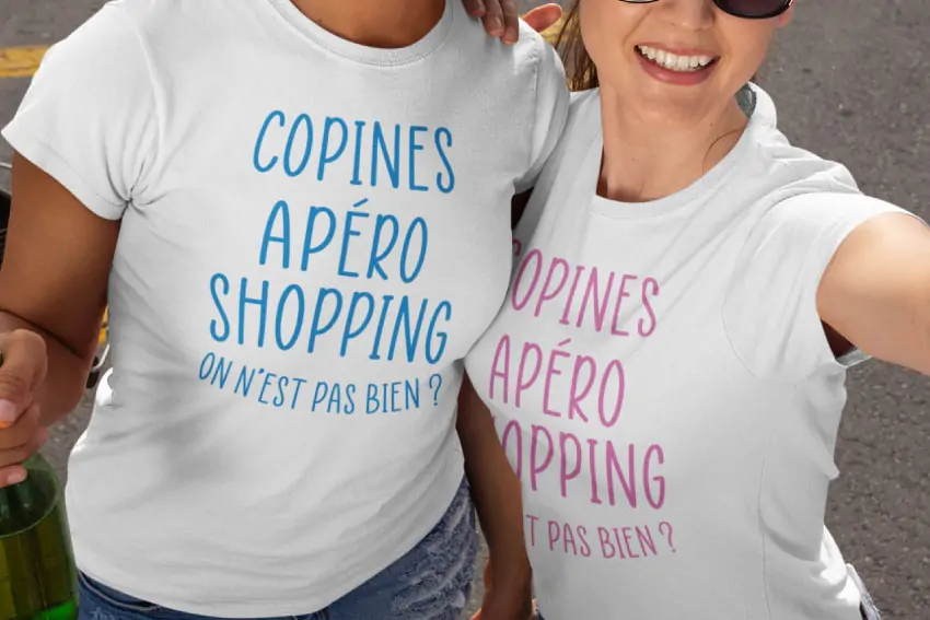 Deux amies en t-shirts assortis