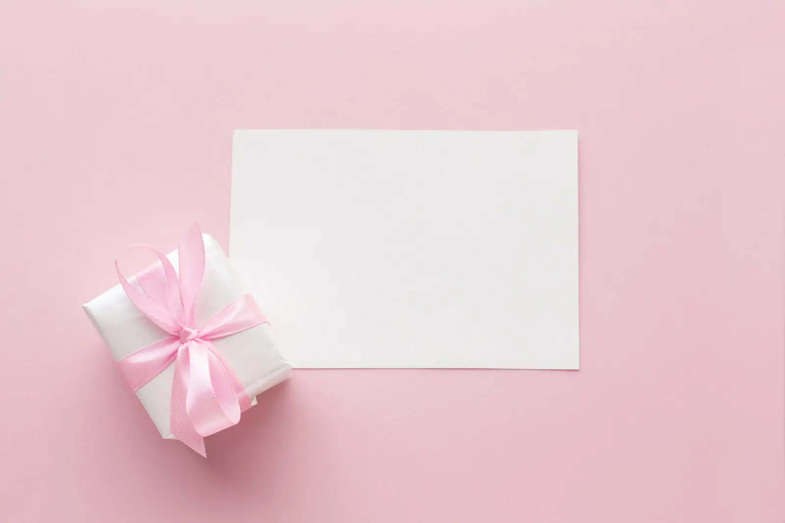 Cadeau au ruban rose sur fond rose