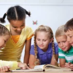 Enfants lisant ensemble à l'école