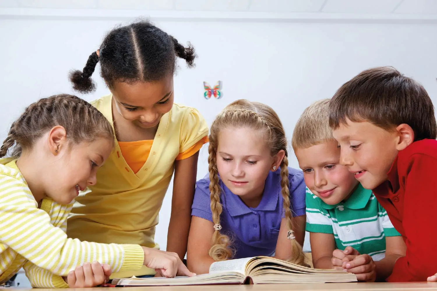Enfants lisant ensemble à l'école
