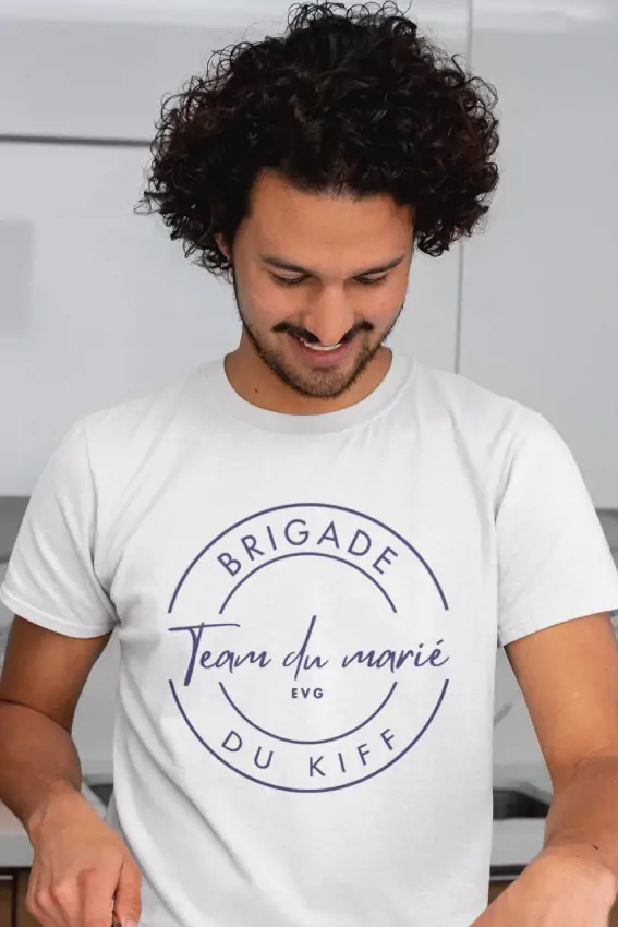 Homme portant un t-shirt « Brigade du kiff — team du marié »