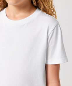 T-shirt enfant blanc en coton bio, porté — personnalisable chez Teeshirt-minute