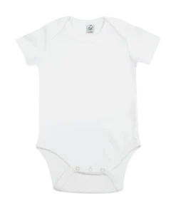 Body bébé blanc vu de face, encolure enveloppe et pressions à l'entrejambe