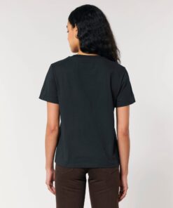 T-shirt femme col rond noir en coton bio, porté — personnalisable chez Teeshirt-minute