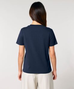 T-shirt femme col rond bleu marine en coton bio, porté — personnalisable chez Teeshirt-minute
