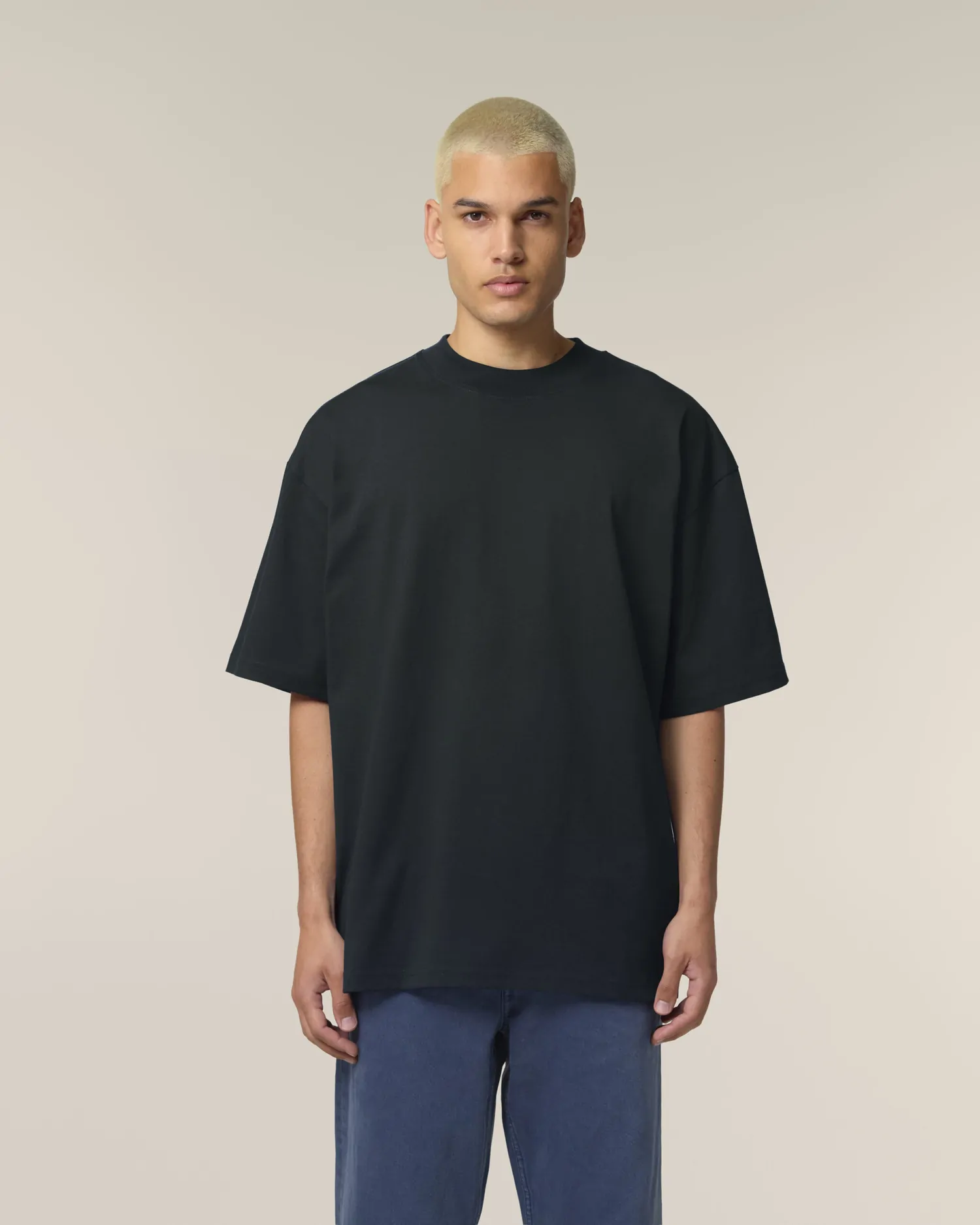 T-shirt oversize personnalisé noir porté