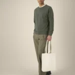 Tote bag personnalisé en coton naturel, porté à l'épaule