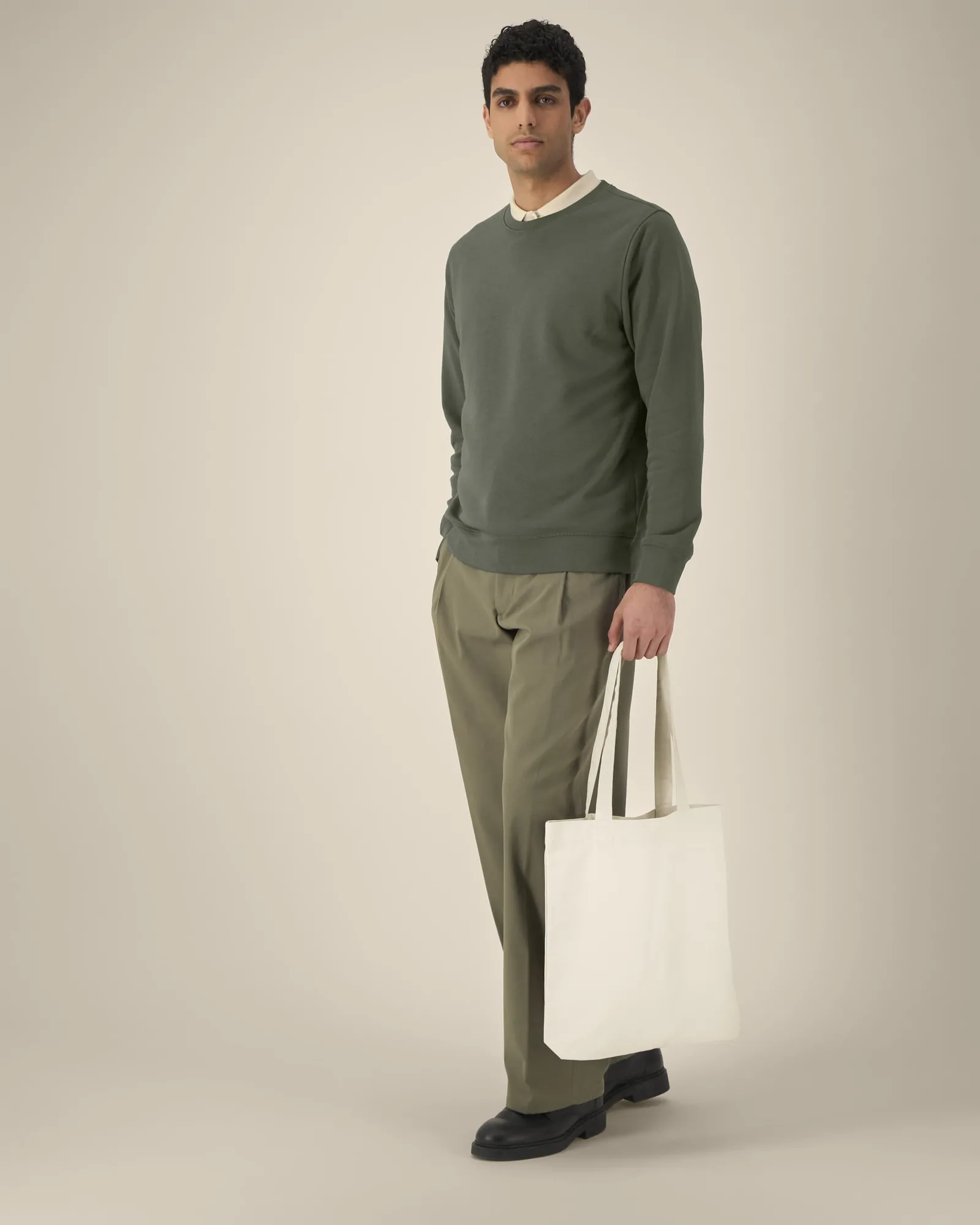 Tote bag personnalisé en coton naturel, porté à l'épaule