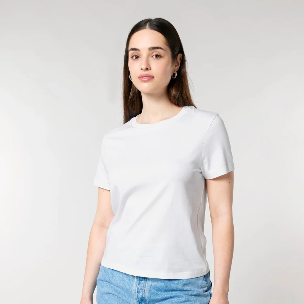 Femme portant le t-shirt col rond blanc en coton bio, personnalisable