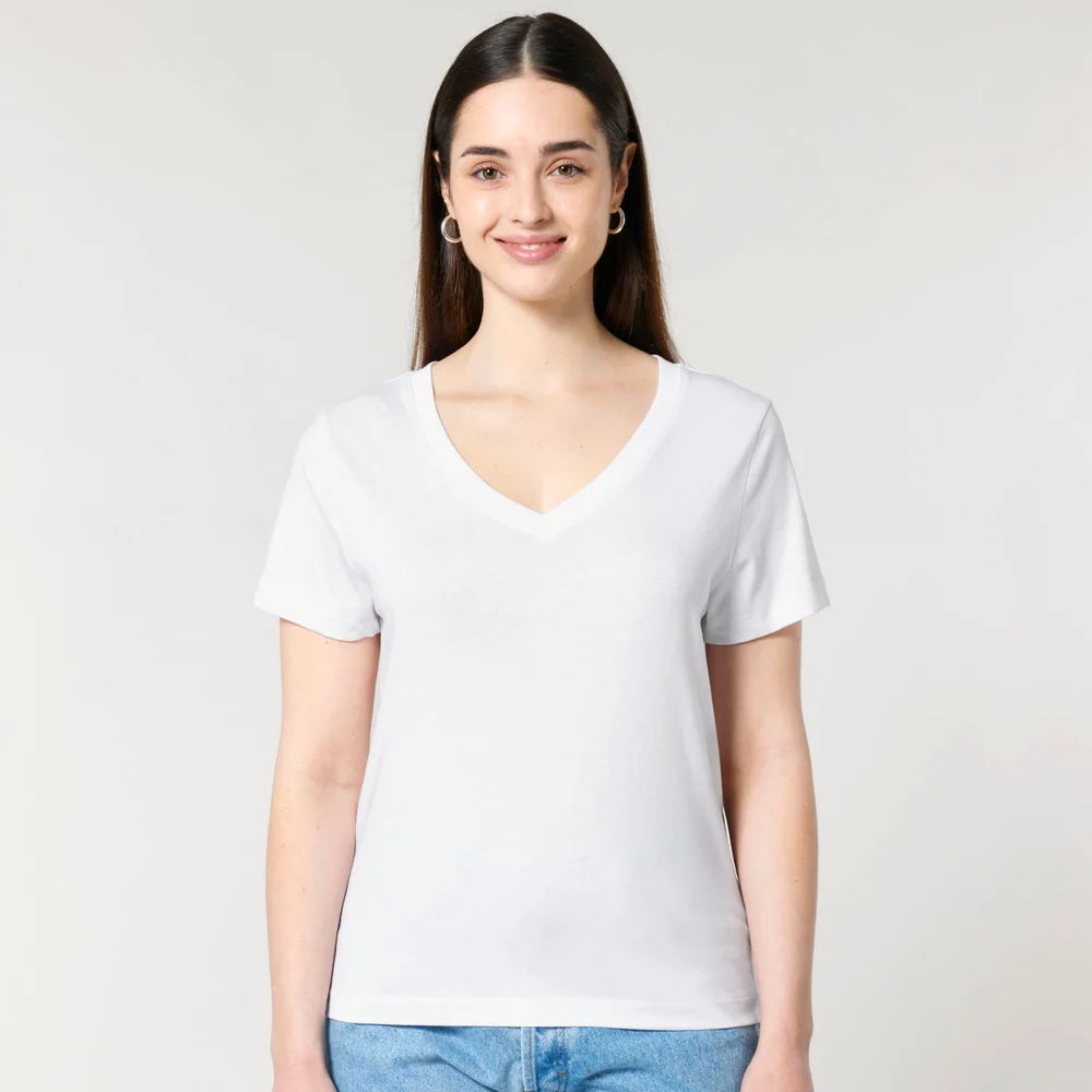 Femme portant le t-shirt col V blanc en coton bio, personnalisable
