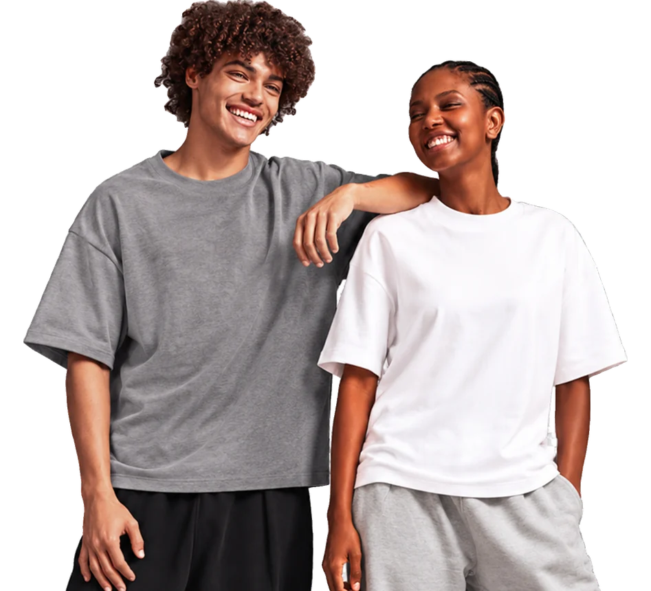 Deux personnes en t-shirts personnalisables gris et blanc