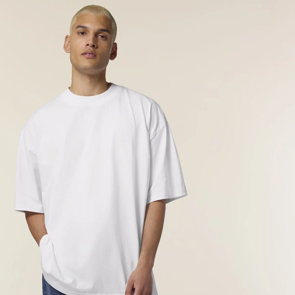 Homme portant le t-shirt oversize blanc en coton bio, personnalisable