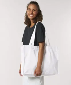 Sac cabas personnalisé blanc porté à l'épaule, shopping bag grand format