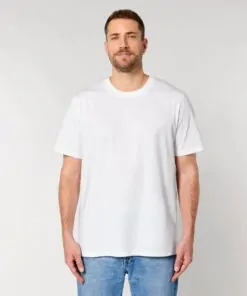 T-shirt homme col rond blanc en coton bio, porté — personnalisable chez Teeshirt-minute